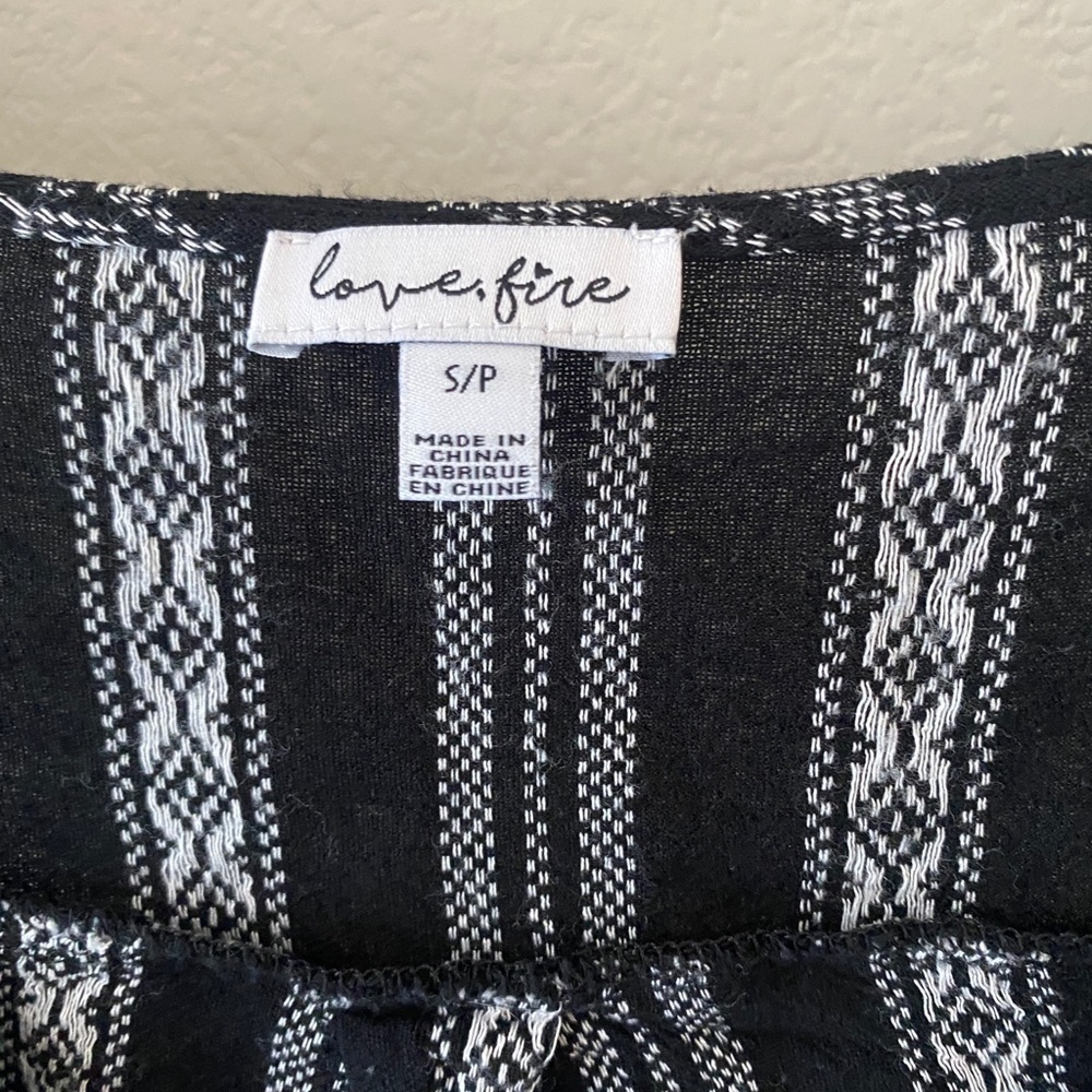 Cropped flowy sleeves black top - Picture 4 of 4